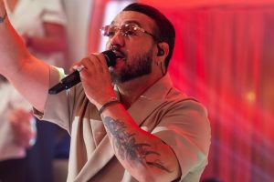 Belo cantando no ‘Em Família com Eliana’