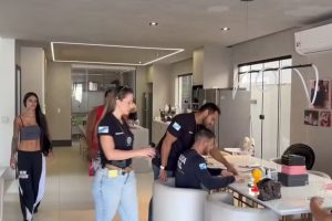 Polícia encontra dinheiro cenográfico na casa de Bia Miranda
