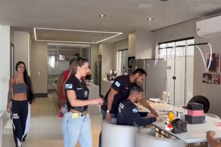 Polícia encontra dinheiro cenográfico na casa de Bia Miranda