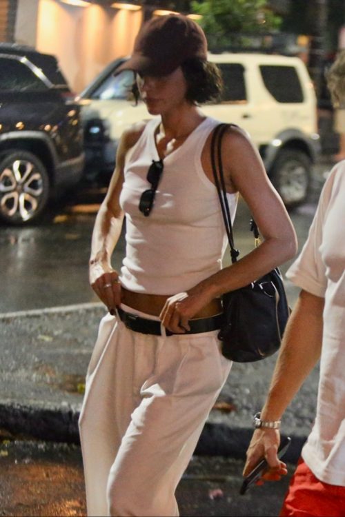 Bruna Marquezine saindo do restaurante