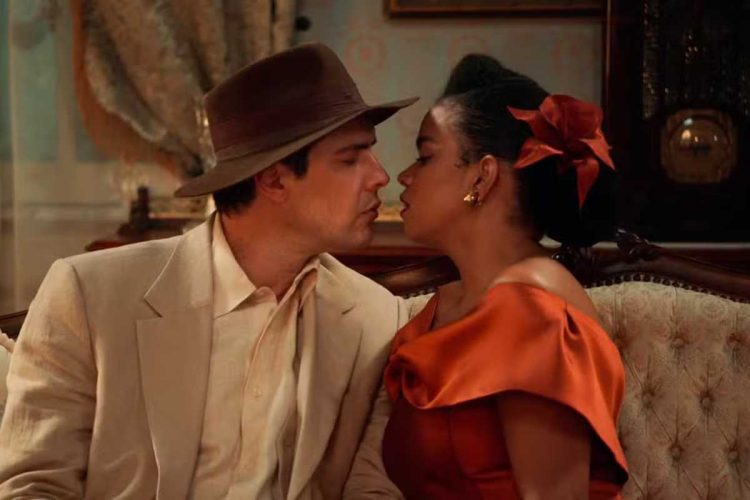 Dita (Jeniffer Nascimento) e Candinho (Sergio Guizé) quase se beijam em Êta Mundo Melhor