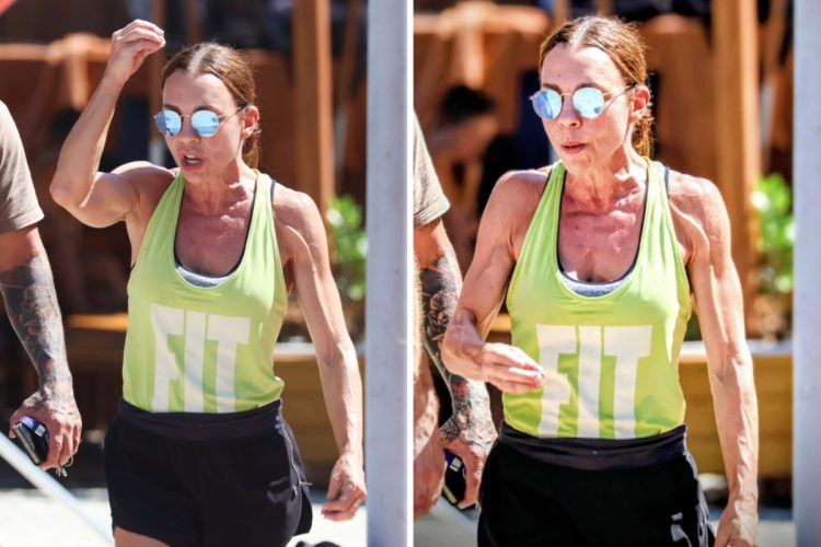 Carla Marins exibe músculos ao caminhar na orla