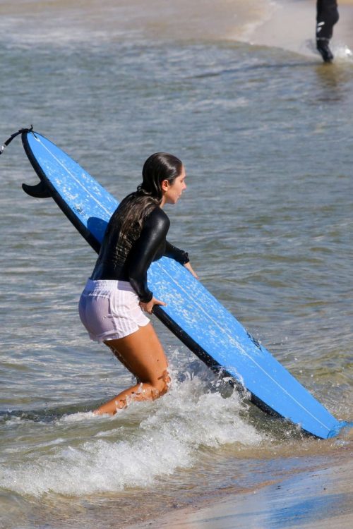 Carol Portaluppi surfando