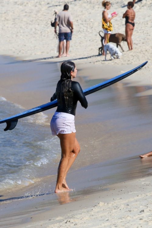 Carol Portaluppi após surfar