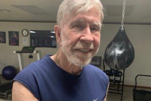 chuck norris sorrindo em academia de luta