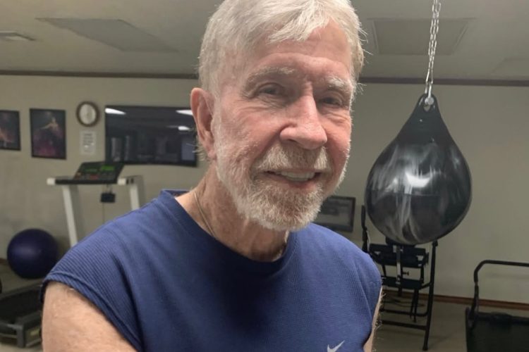chuck norris sorrindo em academia de luta