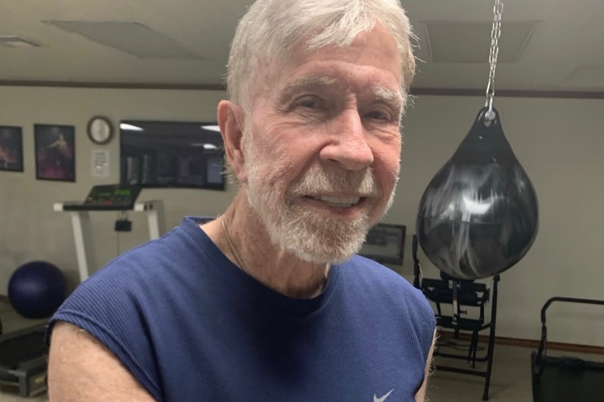 chuck norris sorrindo em academia de luta