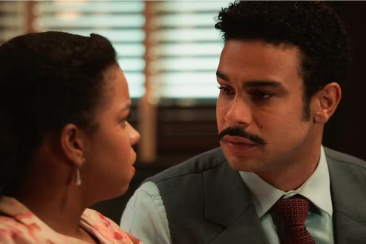 Lourival (Sérgio Malheiros) se declara apaixonado por Dita (Jeniffer Nascimento) em Êta Mundo Melhor