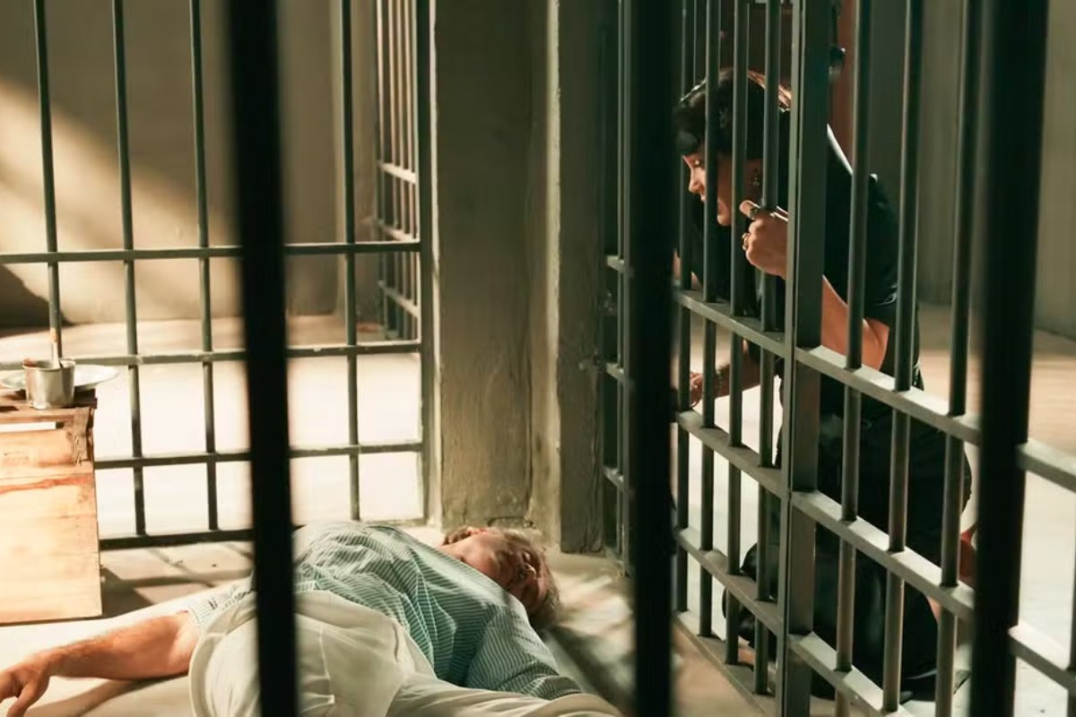 Êta Mundo Melhor!, Sandra (Flávia Alessandra) se despede de Ernesto (Eriberto Leão) após envenená-lo