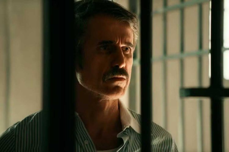 Da cadeia, Ernesto (Eriberto Leão) tira Estela (Larissa Manoela) do sério em Êta Mundo Melhor