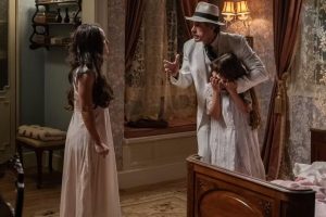 Ernesto (Eriberto Leão) descobre que é pai de Anabela (Isabelly Carvalho) em Êta Mundo Melhor