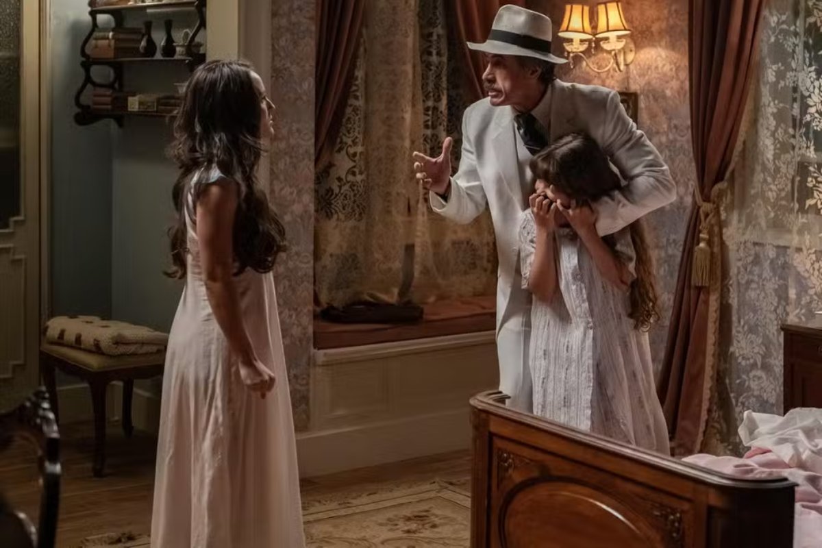 Ernesto (Eriberto Leão) descobre que é pai de Anabela (Isabelly Carvalho) em Êta Mundo Melhor