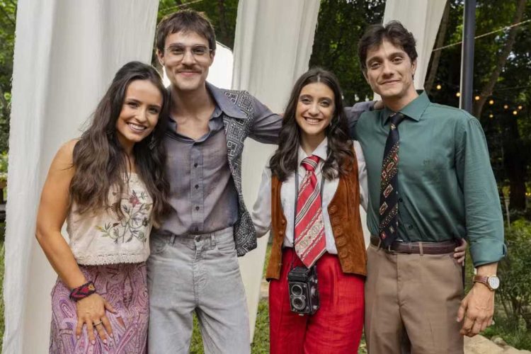 Estela (Larissa Manoela), Aladim (Rafael Delgado), Anabela (Isadora Ruppert) e Túlio (Cadu Libonati) no último capítulo de Êta Mundo Melhor