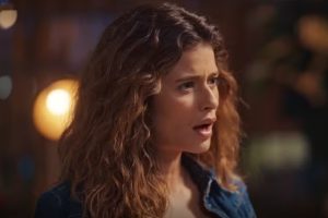 Fã atrapalha clima romântico entre João Raul (Filipe Bragança) e Agrado (Isadora Cruz)