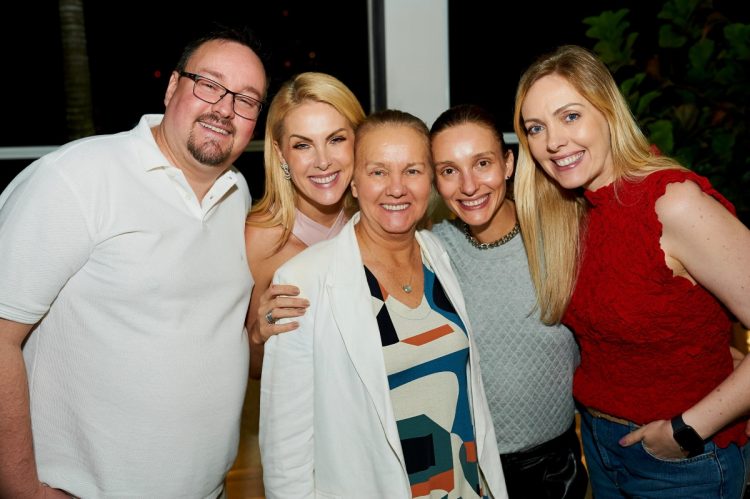 Ana Hickmann recebeu os familiares  