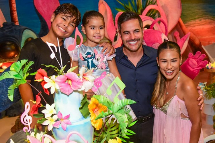 Zaya, os pais e o irmão 