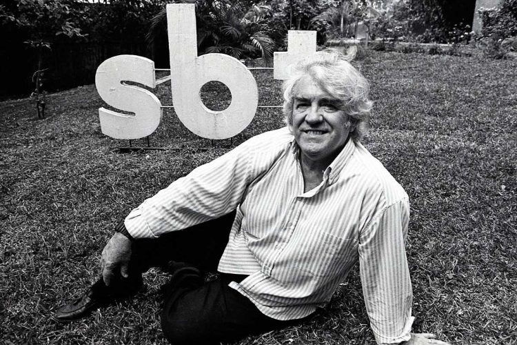 foto preta e branca de juca de oliveira no sbt