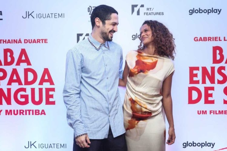 Gabriel Leone e Thainá Duarte na pré-estreia do filme “Barba Ensopada de Sangue” no Shopping JK