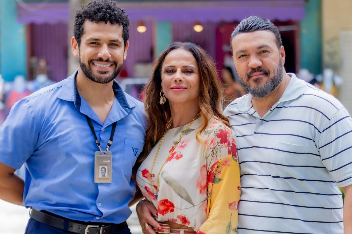 Consuelo (Viviane Araújo), Misael (Belo) e Gilmar (Amaury Lorenzo) em Três Graças