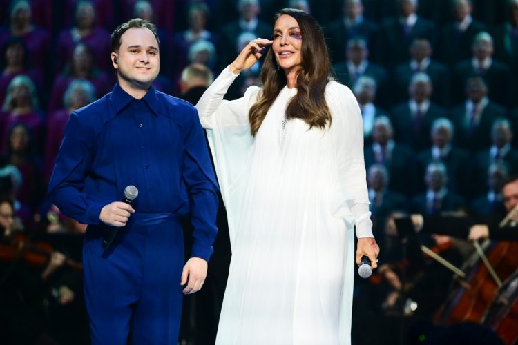 Ivete se apresenta com o Coro Tabernáculo