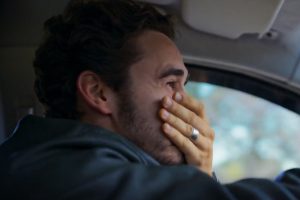 João Raul expulsa Agrado da mansão e sai aos prantos dirigindo em Coração Acelerado