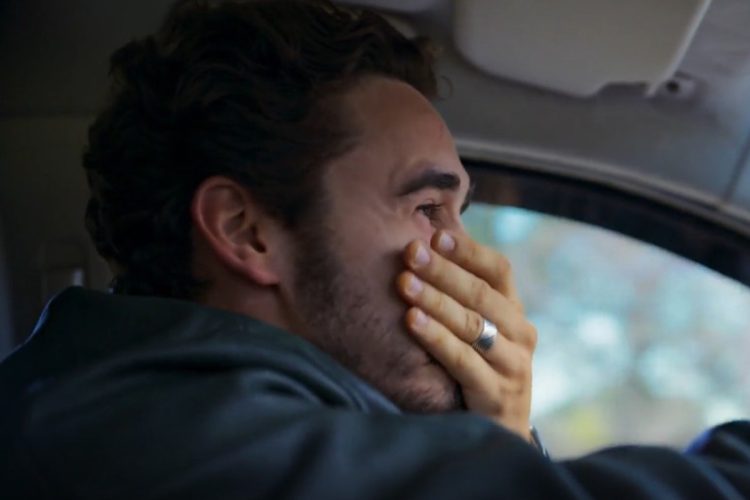 João Raul expulsa Agrado da mansão e sai aos prantos dirigindo em Coração Acelerado