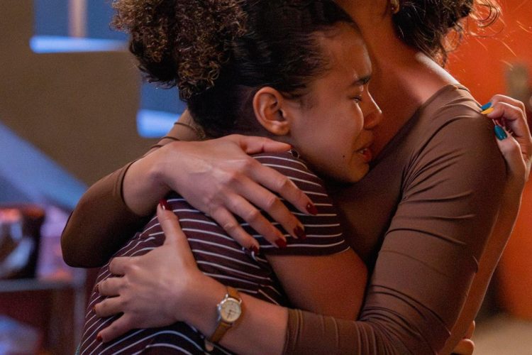 Joélly chorando (Alana Cabral) em Três Graças