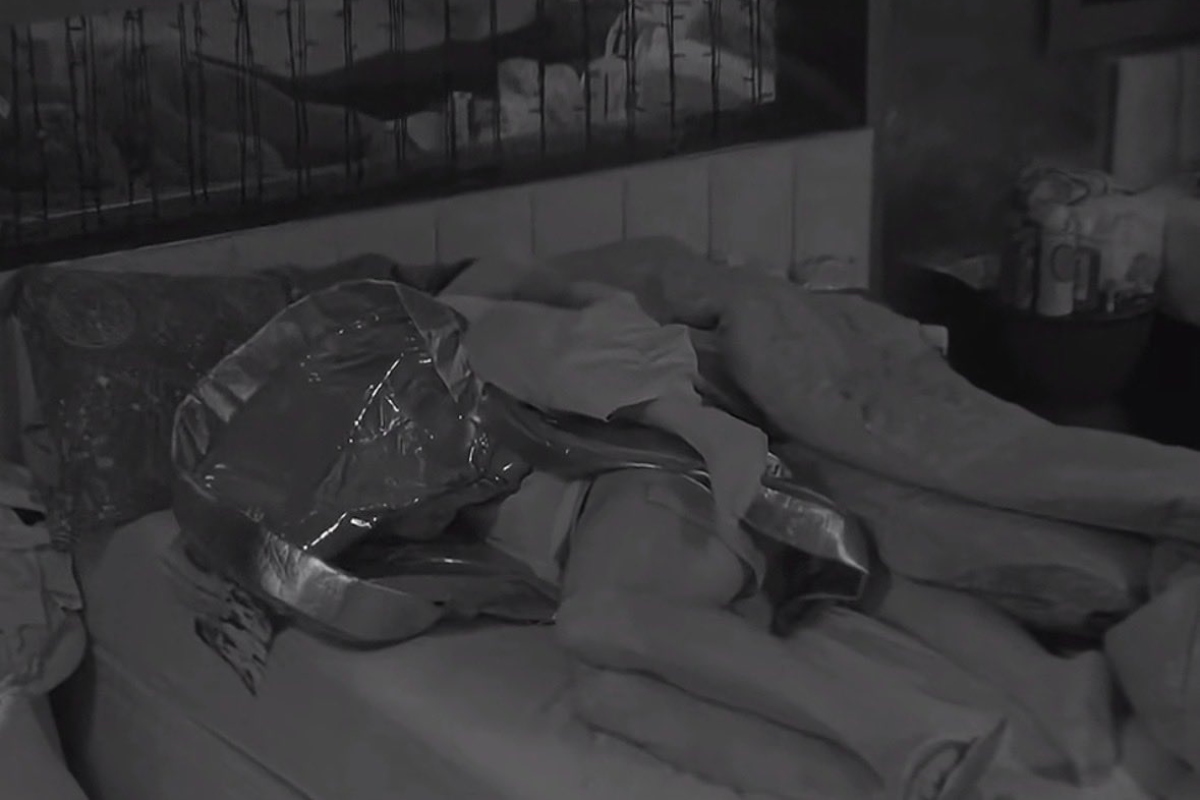 Jonas e Ana Paula dormem na mesma cama