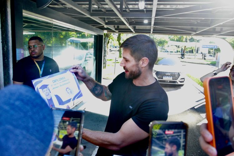 Jonas recebe diploma de 5ª série