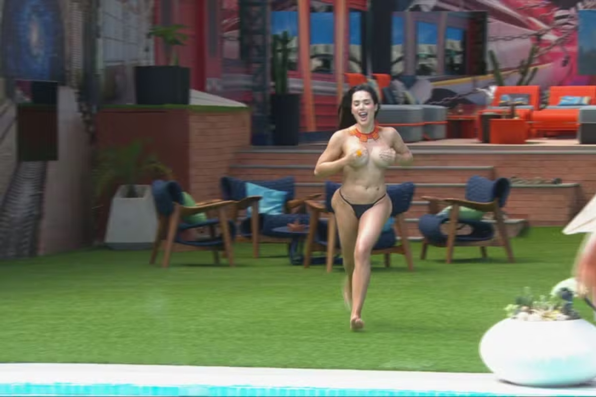 Jordana pula na piscina de topless