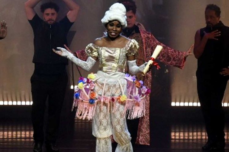 Larissa Noel como Zezé Motta na estreia do musical "Prazer,Zezé!"