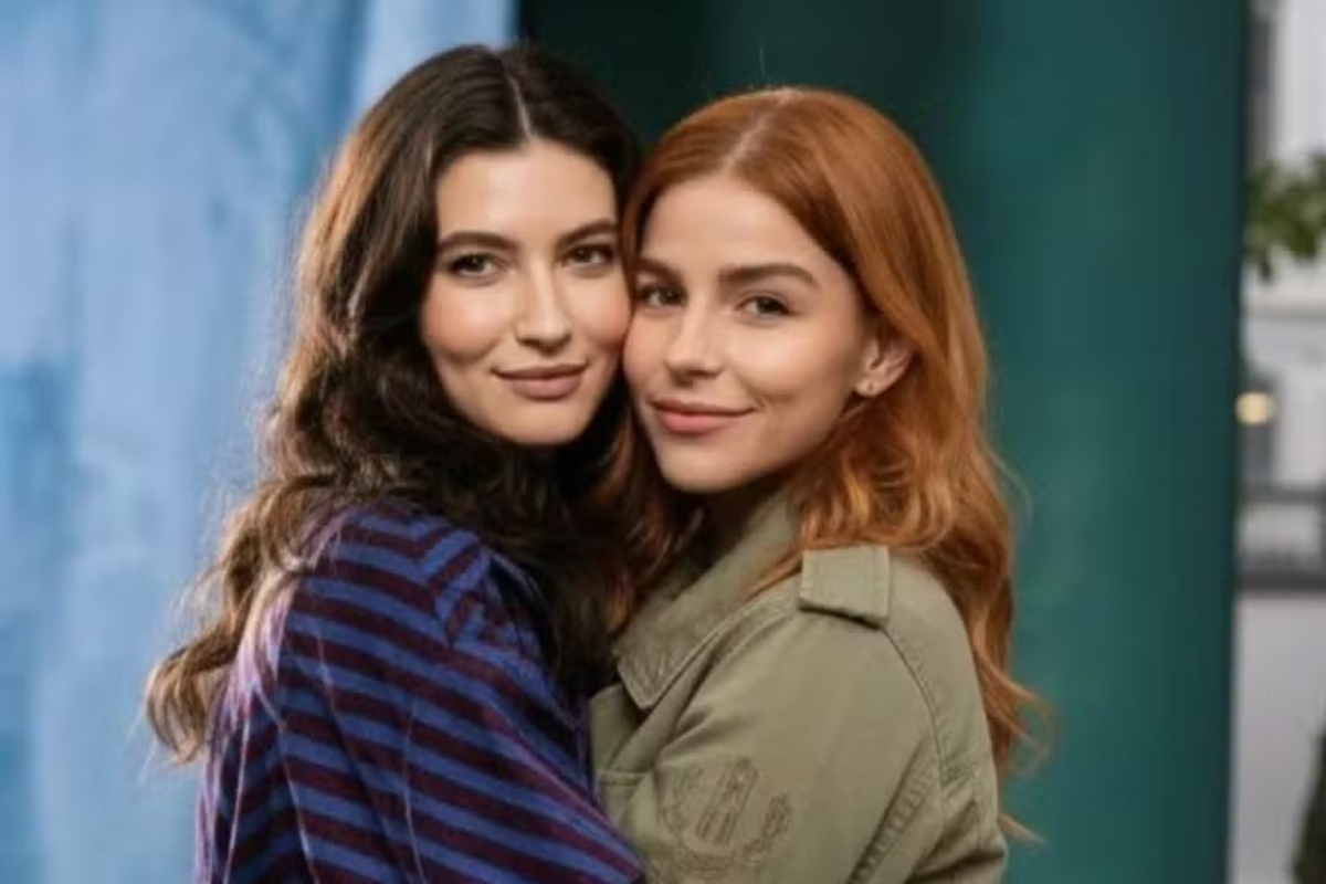 Lorena (Alanis Guillen) e Juquinha (Gabriela Medvedovsky)