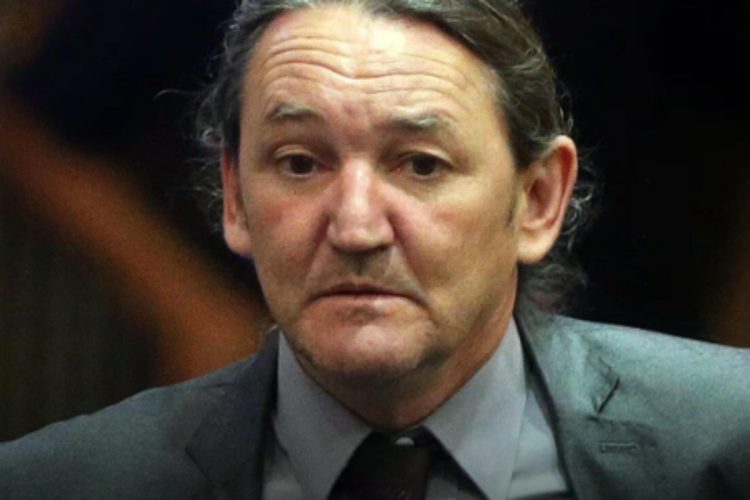 marquito de terno e sério