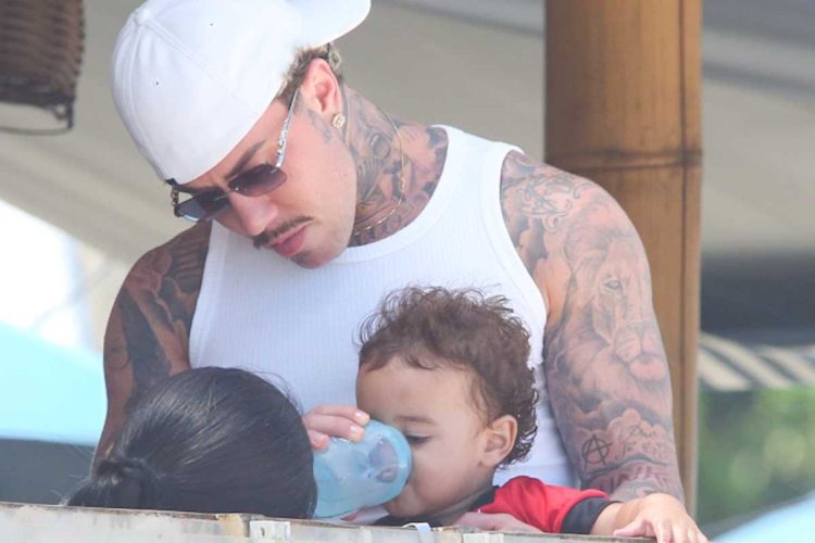 mc daniel com o filho Rás em quiosque da praia da barra da tijuca