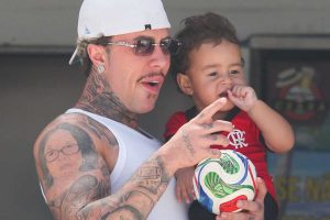 mc daniel com o filho Rás em quiosque da praia da barra da tijuca