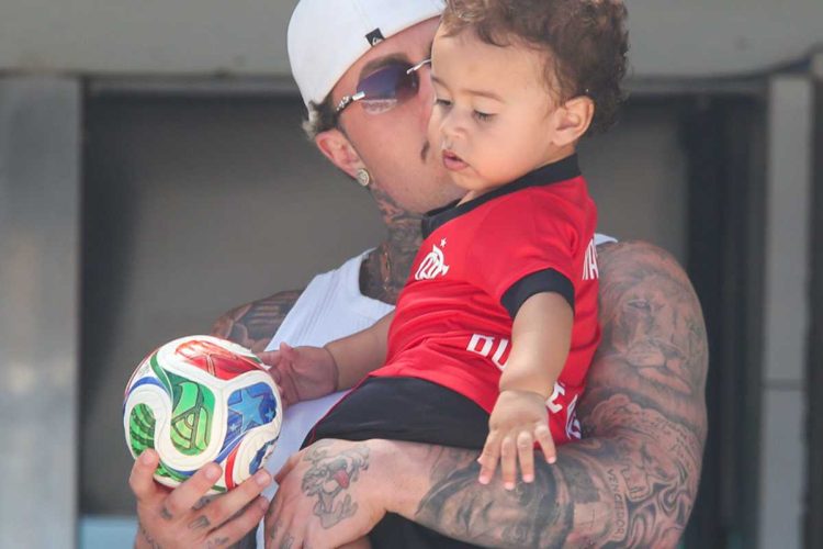 mc daniel com o filho Rás em quiosque da praia da barra da tijuca