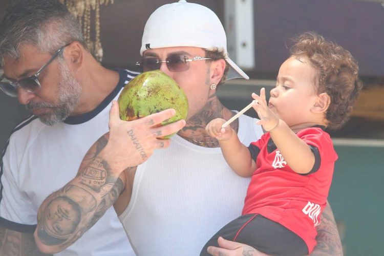 mc daniel com o filho Rás em quiosque da praia da barra da tijuca