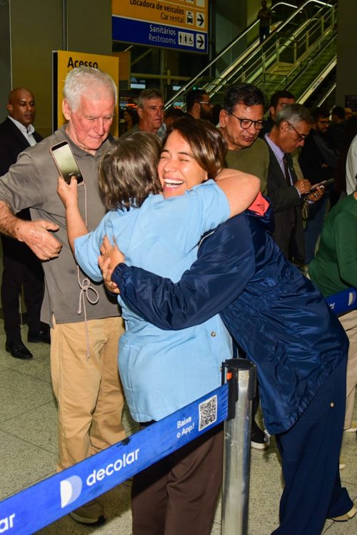 Miá Mello abraça a sogra