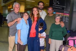 Miá Mello e o marido reencontram a família após 10 dias sem conseguir sair do Catar