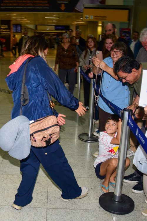 Miá Mello corre para abraçar o filho, Antônio 
