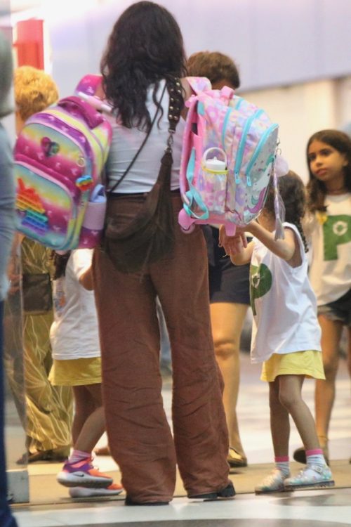 Nanda Costa e as filhas no shopping