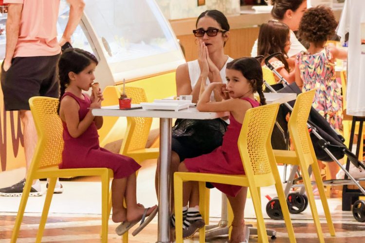 Nanda Costa com as filhas