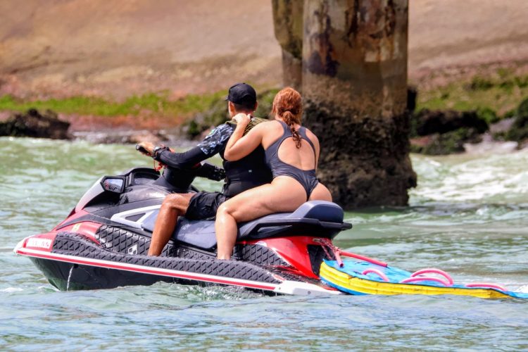 Paolla Oliveira na garupa de um jetski