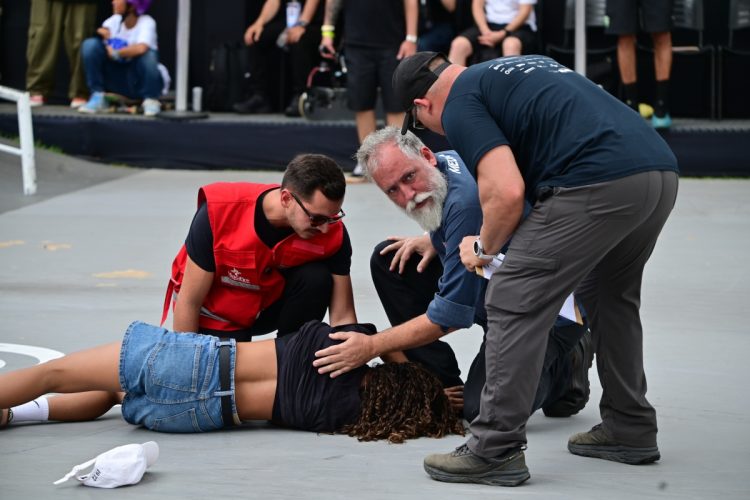 Rayssa Leal cai e torce o joelho