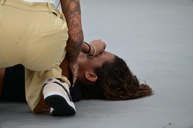 Rayssa Leal cai e torce o joelho