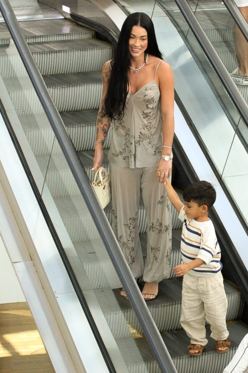 Rayane e o filho passeiam no shopping