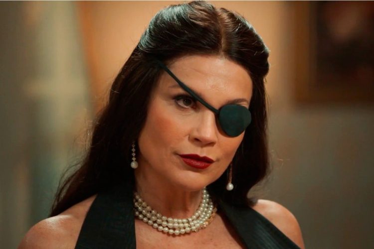 Sandra (Flávia Alessandra), disfarçada de baronesa Sofia Deschamps