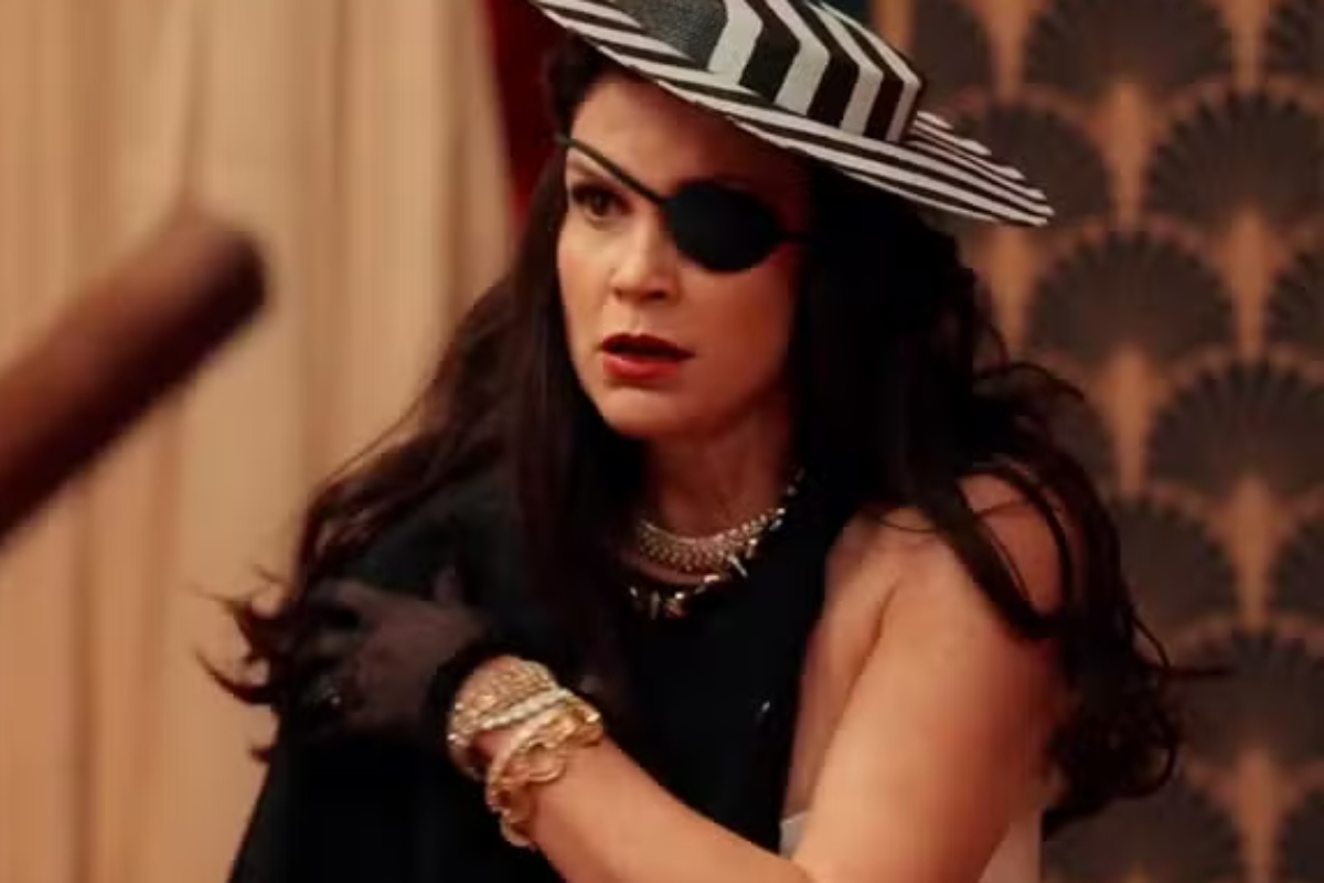 Sandra (Flávia Alessandra) fica furiosa ao ver que Policarpo não está na jaula em Êta Mundo Melhor