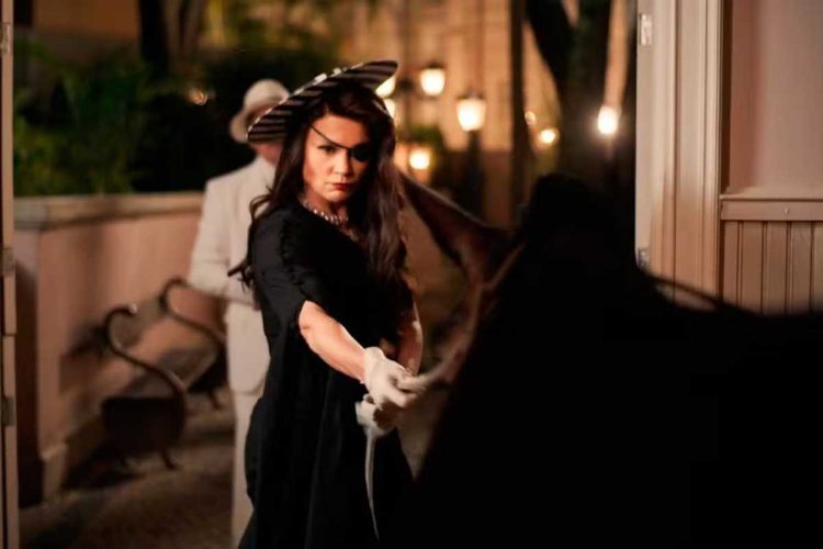 Sandra (Flávia Alessandra) tenta levar Policarpo para a sua casa