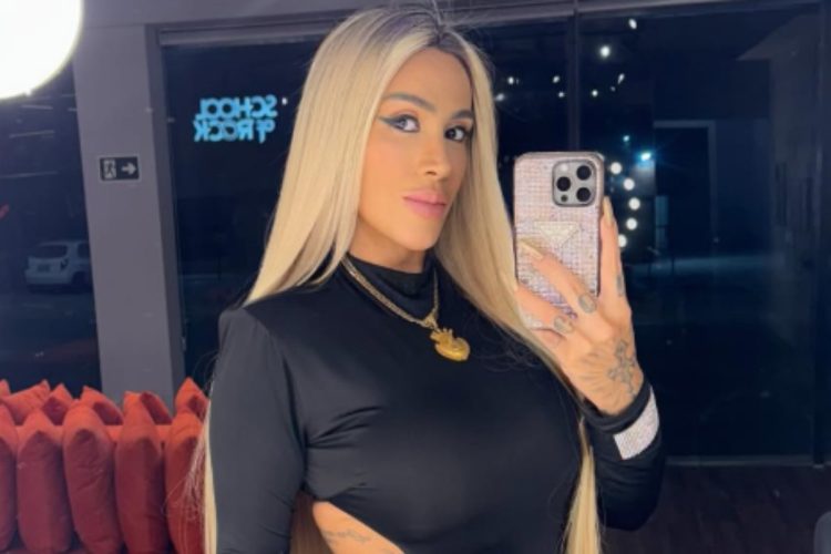 selfie de juju ferrari com vestido social